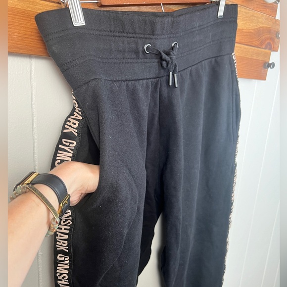 Gymshark oversized logo joggers with pockets and drawstring waist - Picture 3 of 8